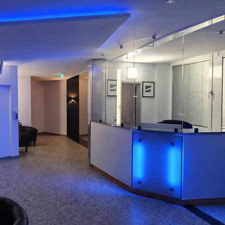 Check-inn - Free Parking Hotel